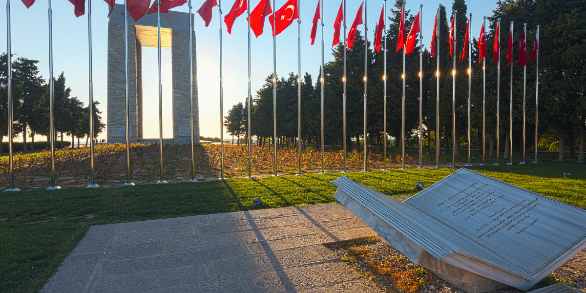 Çanakkale Şehitler Abidesi ve Türk Bayrağı